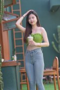 坐正在木顿时疯狂摇头的动图 坐正在木顿时疯狂摇头的动图